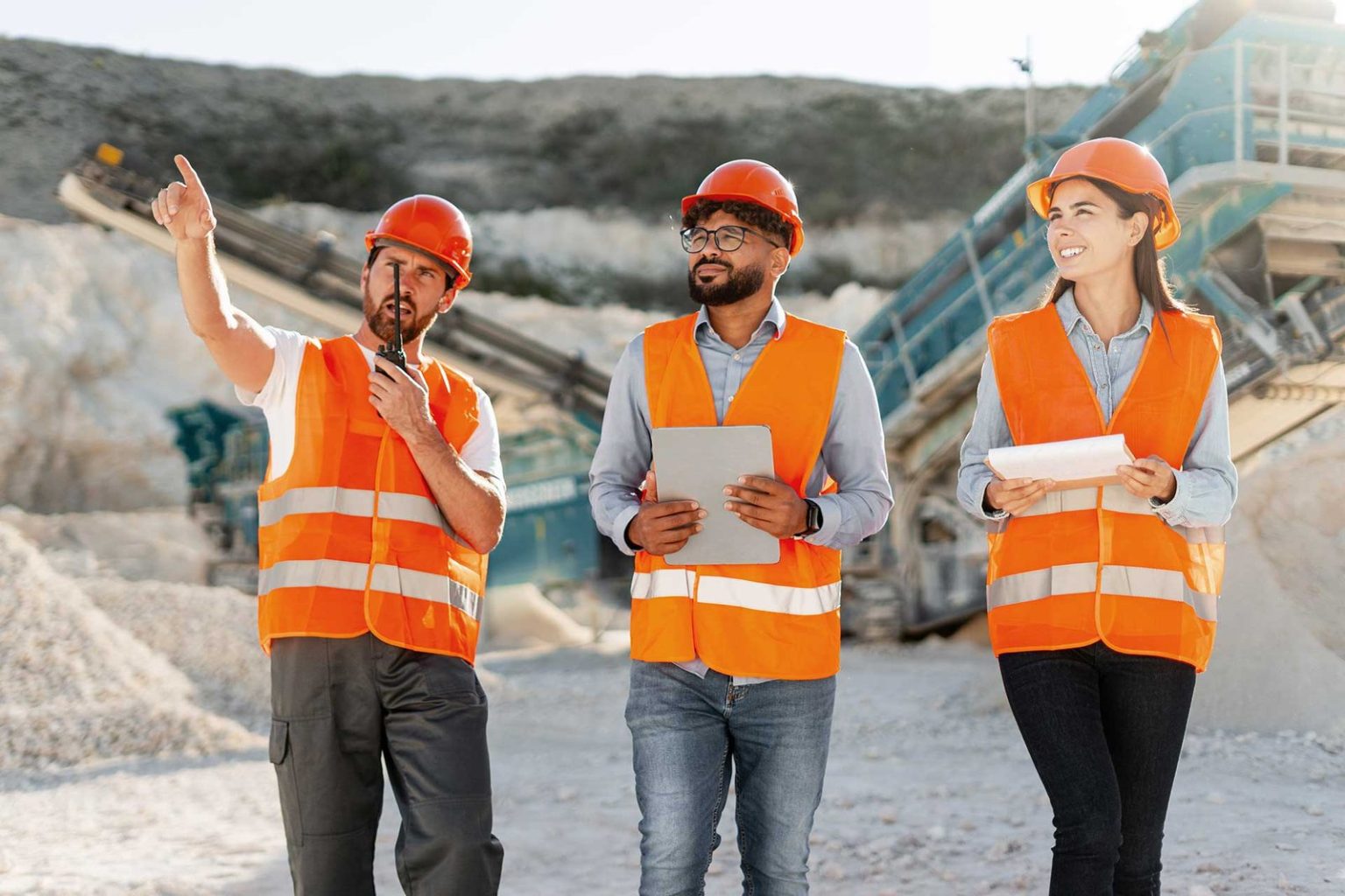 Equipo de ingeniería planificando los trabajos
